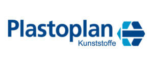 Logo von Plastoplan Kunststoffe, Kunststoffhersteller mit blauem Schriftzug und stilisiertem Symbol rechts.