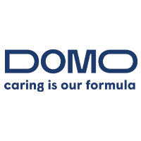 Domo-Logo mit Slogan Caring is our formula in blau. Markenbotschaft über Fürsorge und Qualität.